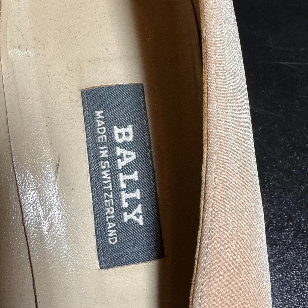Bally Switzerland Pandar block heel pump round toe gold accent size 9